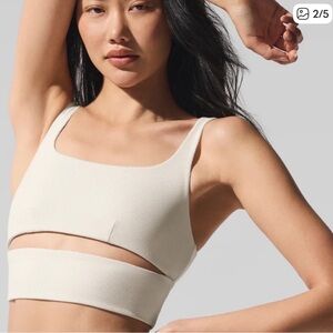 ALO Yoga Slit Sports Bra - Cream